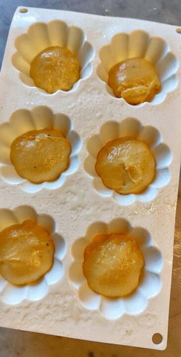 Babà al rum con panna e crema di pistacchio 