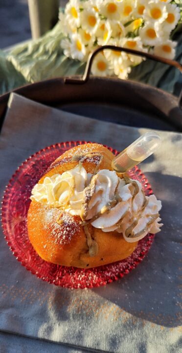Babà al rum con panna e crema di pistacchio 