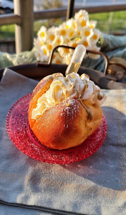 Babà al rum con panna e crema al pistacchio 