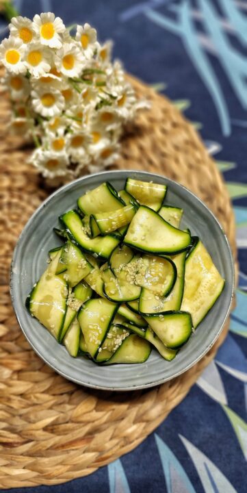 Carpaccio di zucchine marinate al sesamo 