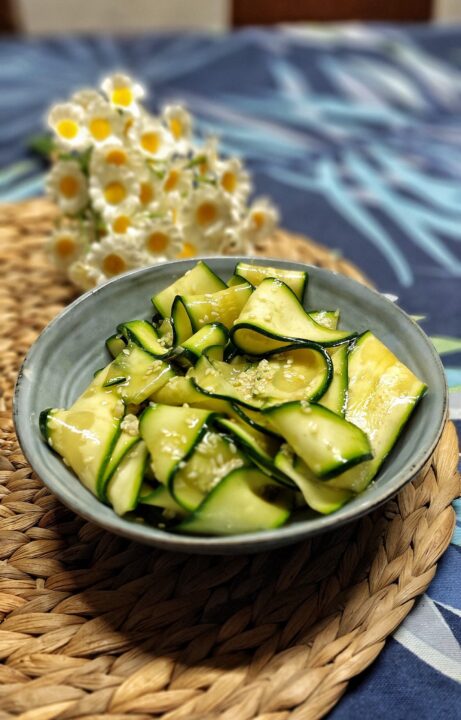 Carpaccio di zucchine marinate al sesamo 