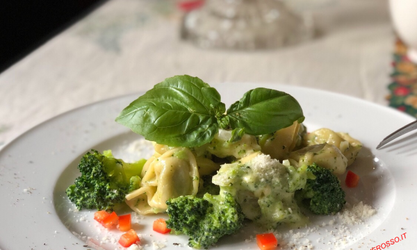 Tortellini con broccoli e panna