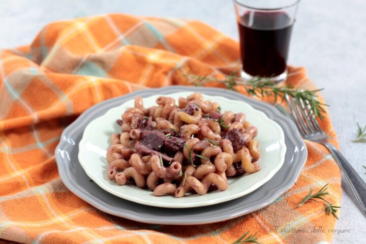Pasta al vino rosso funghi pancetta e rosmarino