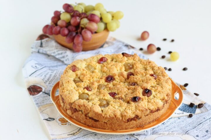 Sbriciolata con ricotta e uva
