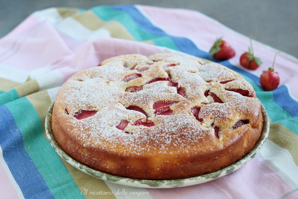 Dolce allo yogurt greco e fragole