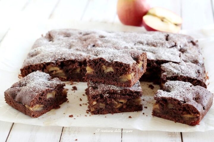 Torta soffice alle mele e cacao su un tavolo in legno