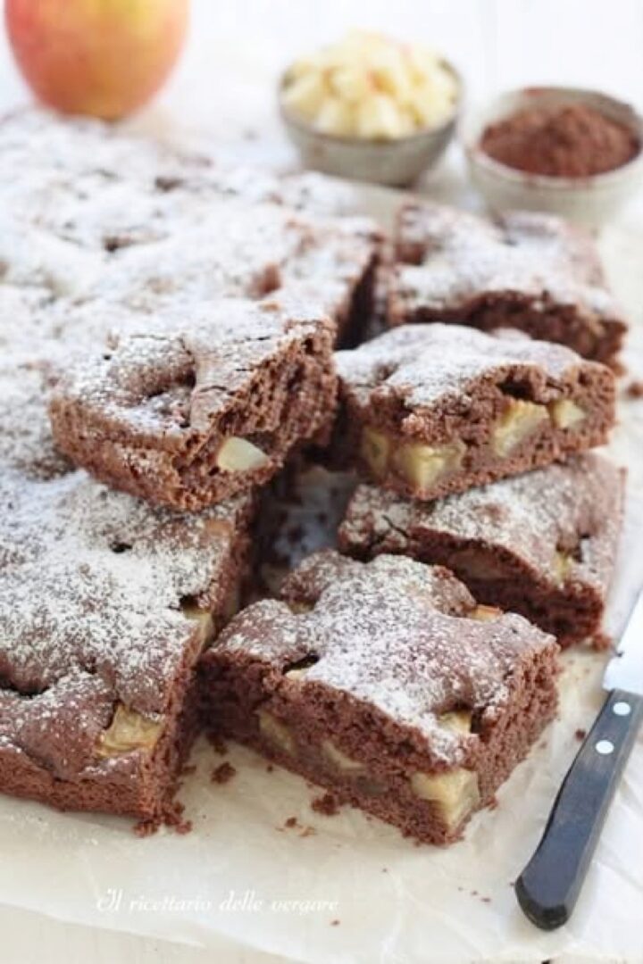 Quadrotti di dolce alle mele e cacao spolverati con zucchero a velo