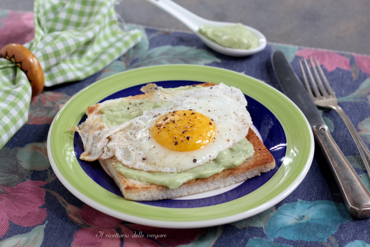 Guacamole toast con uovo la versione facile dell avocado toast servito su un piatto
