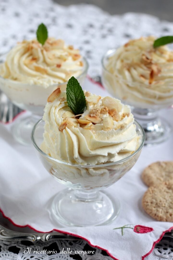 Coppetta di crema al limone senza cottura con fogliolina di menta