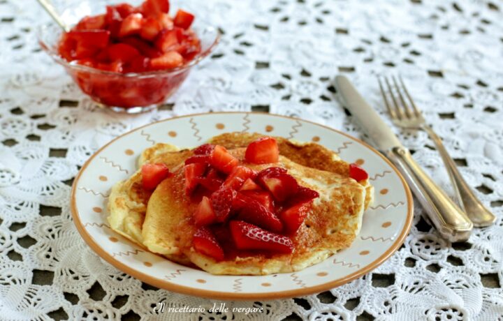 Pila di pancake soffici alla crema di cocco senza uova con fragole a cubetti