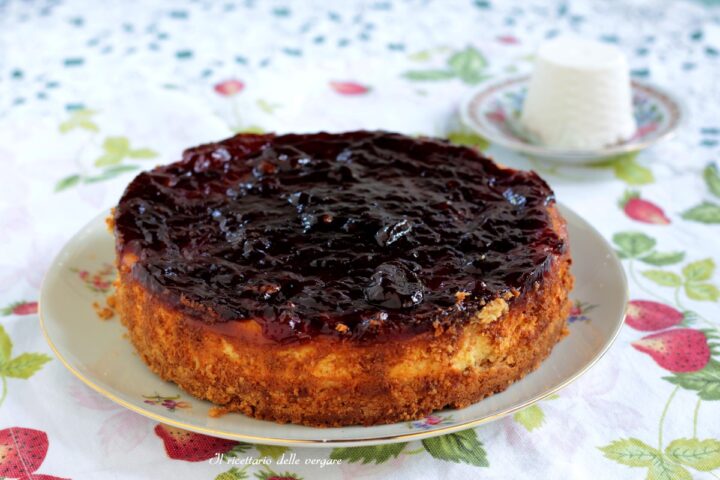 Cheesecake all'italiana con cuore di ricotta e marmellata di ciliegie