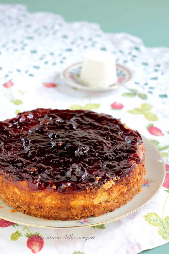 Dettaglio verticale della cheesecake all'italiana con ricotta e marmellata