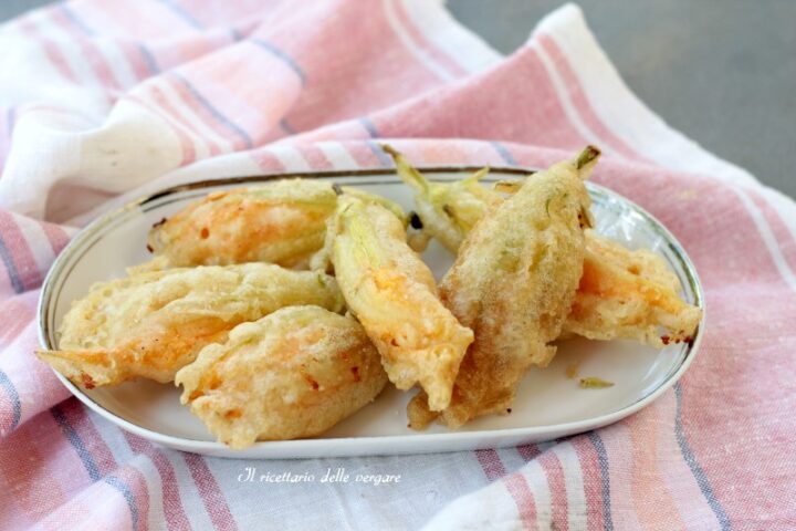 Fiori di zucca ripieni con mozzarella e alici croccanti