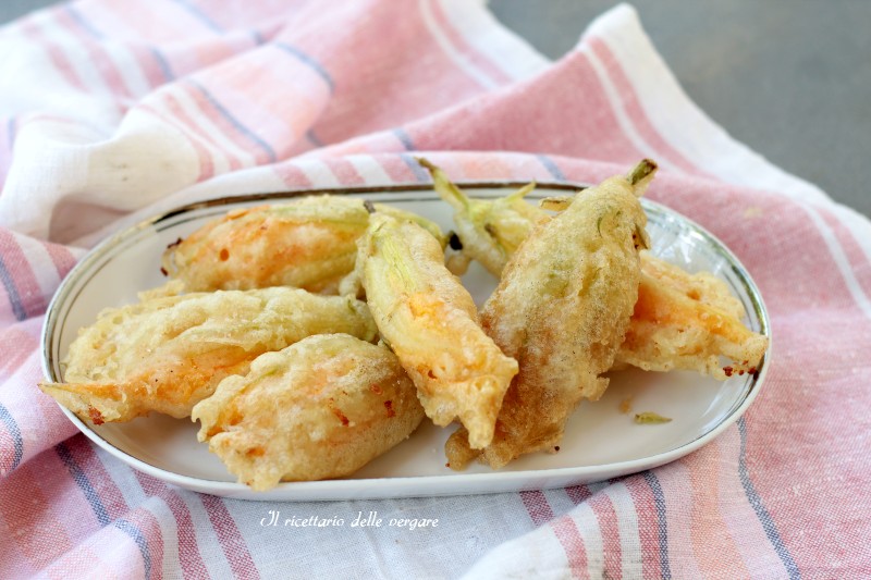 Fiori di zucca ripieni con mozzarella e alici croccanti