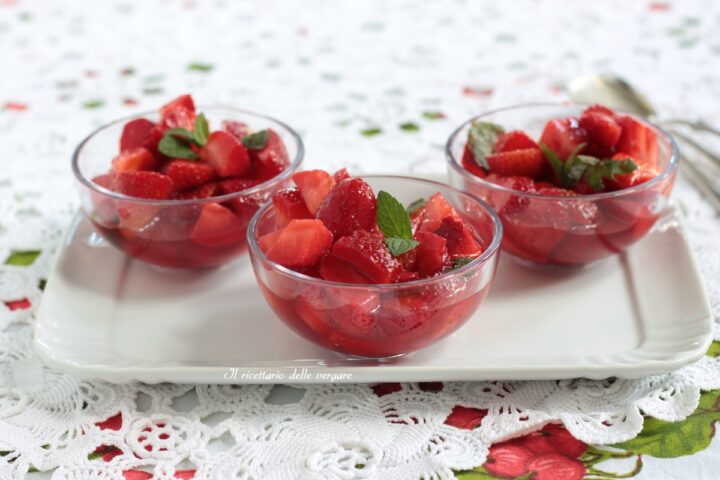 oppetta di fragole fresche condite con succo di limone e foglie di menta.