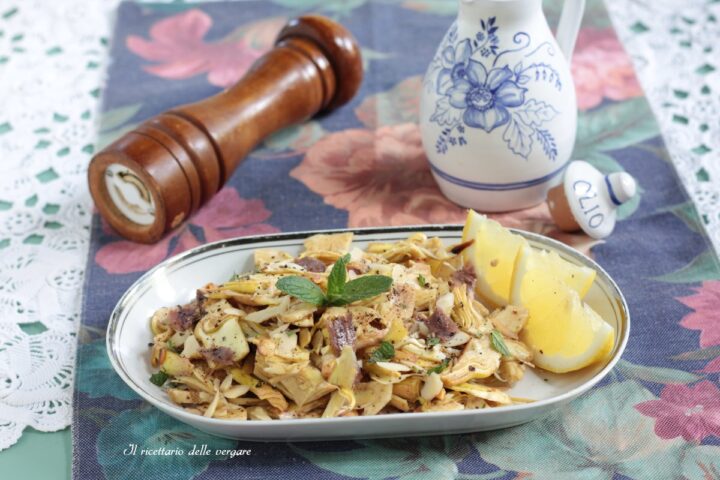 Insalata di carciofi crudi con mandorle tostate, alici e menta fresca.