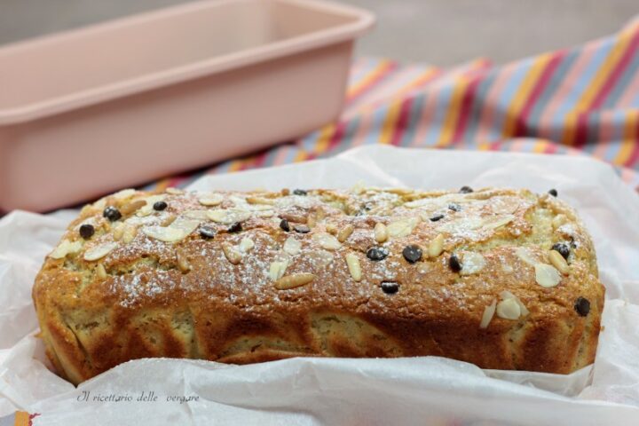 Plumcake rustico alla ricotta e mandorle con gocce di cioccolato e fiocchi d'avena