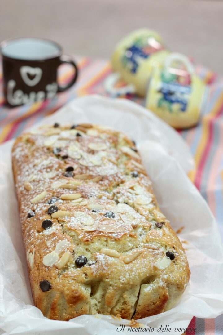 Plumcake alla ricotta e mandorle intere servito per colazione con una tazza di caffè