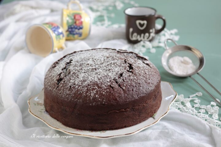 Torta nuvola al cacao soffice e veloce per colazione su un piatto