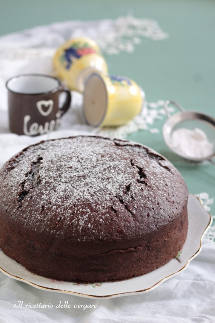 Inquadratura verticale di una torta nuvola al cacao soffice con zucchero a velo