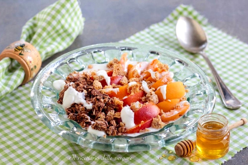 Bowl di yogurt con frutta estiva fresca e granola croccante