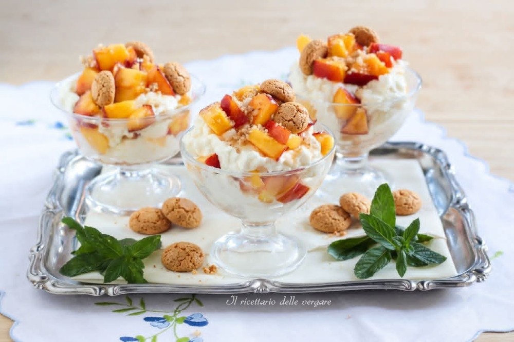 Coppette monoporzione con pesche fresche a cubetti crema di ricotta e mascarpone e amaretti sbriciolati