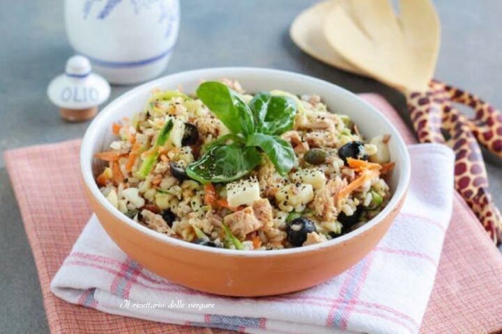 Insalata di 5 cereali con riso rosso e tonno con zucchine e carote fresche in una ciotola