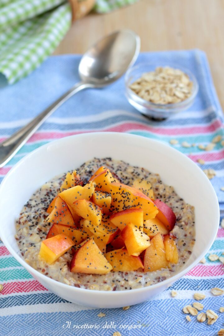 Inquadratura verticale del porridge freddo estivo alle pesche decorato con cubetti di frutta fresca e semi di chia