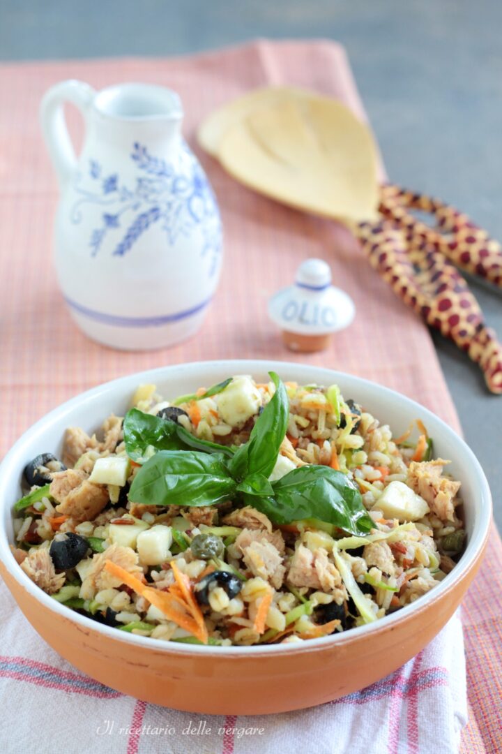 Piatto unico estivo con insalata di 5 cereali con riso rosso e tonno condita con feta e verdure croccanti