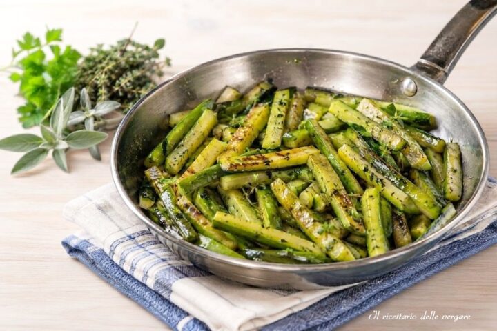 Bastoncini di cetrioli in padella al cognac con erbe aromatiche fresche dell'orto