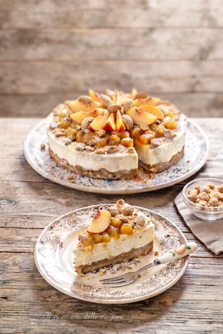 Fetta di cheesecake fredda alle pesche e amaretti in primo piano su tavolo di legno