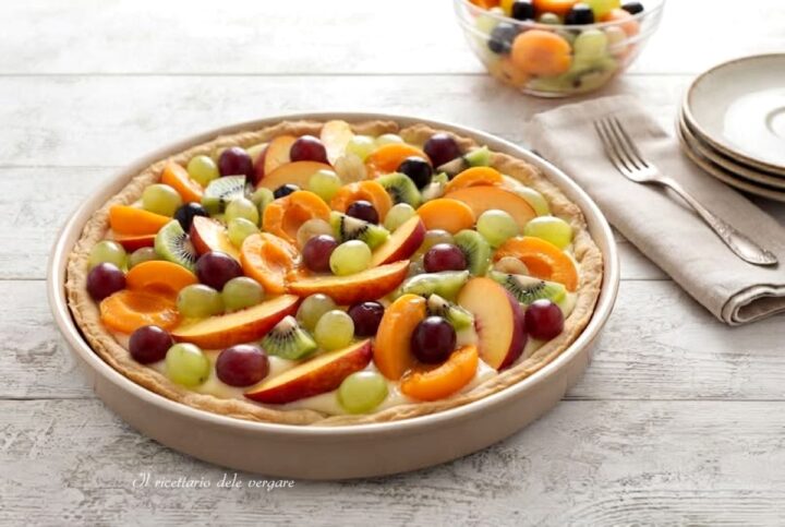 Crostata di frutta classica con crema pasticcera fatta in casa