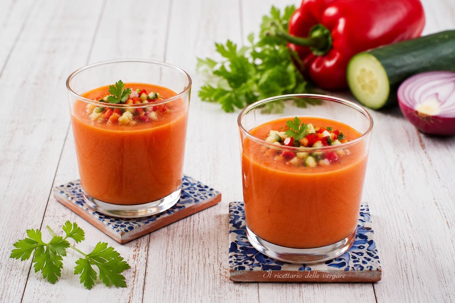 Una ciotola di gazpacho andaluso originale decorata con cubetti di verdure e crostini di pane.