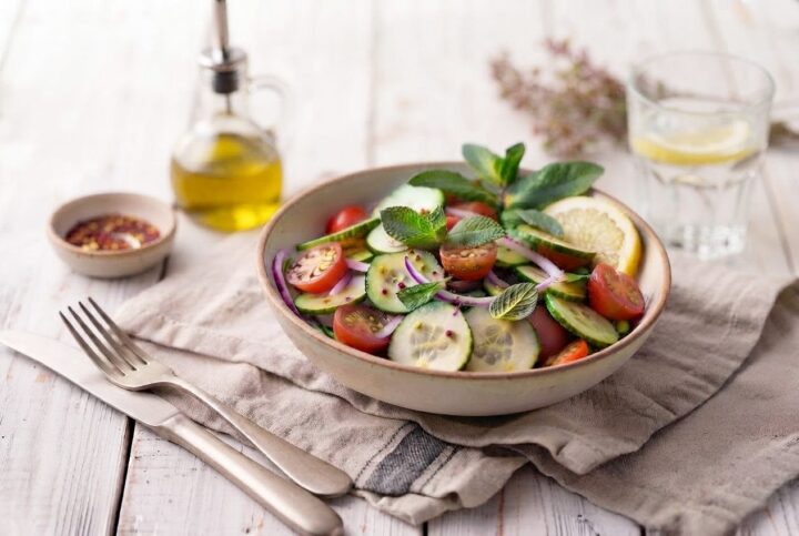 Insalata di cetrioli e pomodorini condita con olio e limone