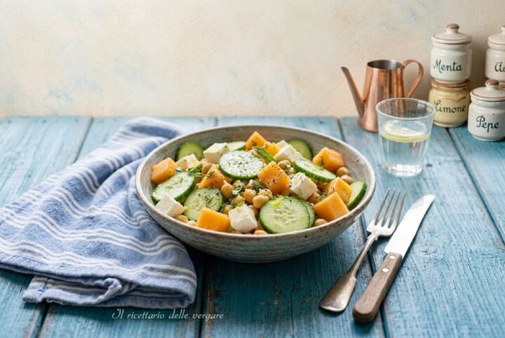 Ciotola con insalata di ceci con melone, feta greca a cubetti e cetrioli freschi