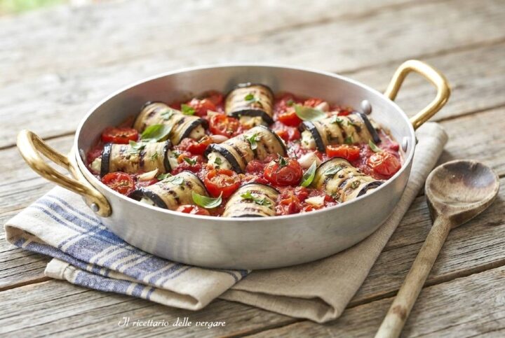Teglia di involtini di melanzane grigliate ripieni di feta con pomodorini, ricetta del blog Il ricettario delle vergare.