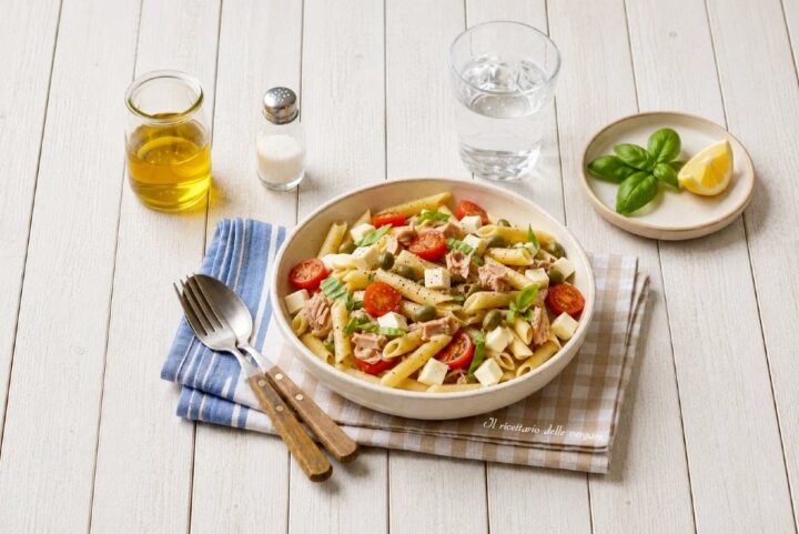 Un piatto di pasta fredda estiva veloce condito con tonno, pomodorini e mozzarella