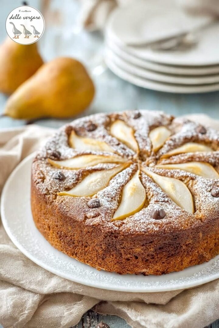 Dettaglio ravvicinato di una torta soffice alle pere e cioccolato fondente con decorazione a raggiera.