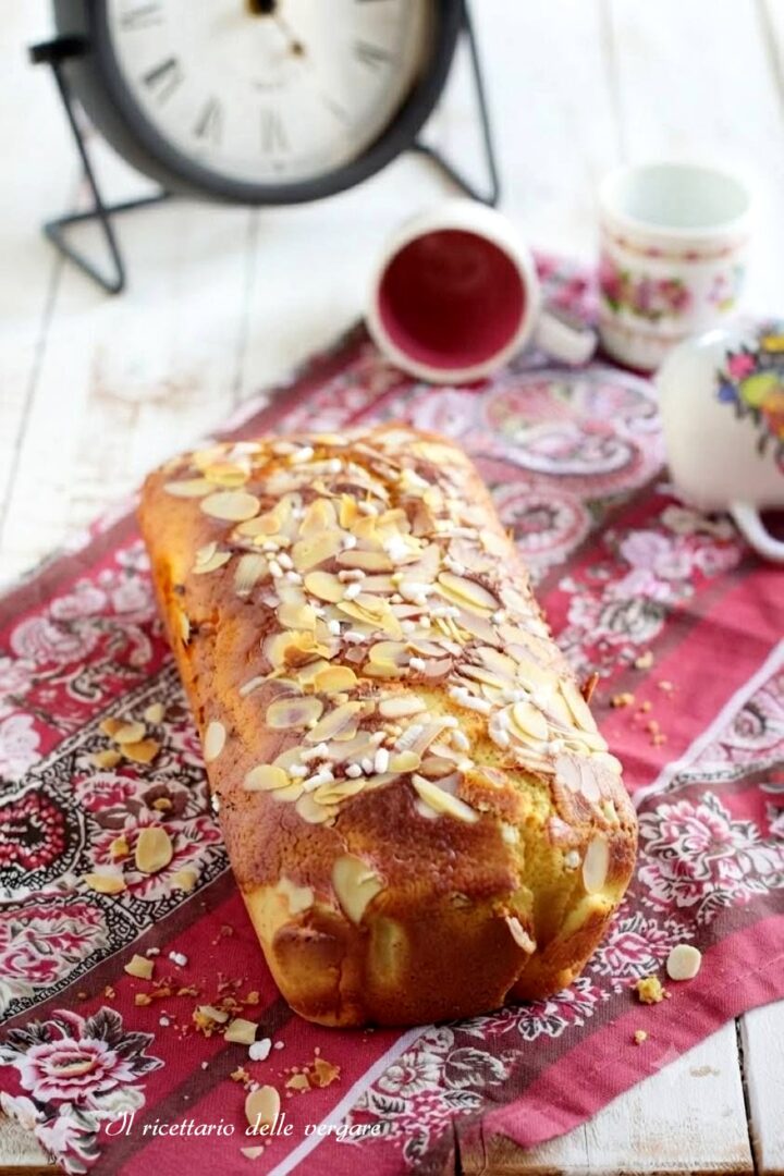 Inquadratura verticale del plumcake alla robiola, cocco e mandorle soffice fatto in casa