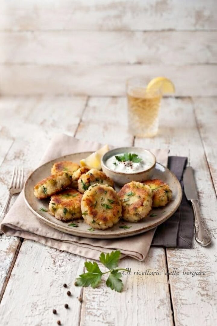Polpette di fagioli cannellini e patate in padella servite con salsa allo yogurt