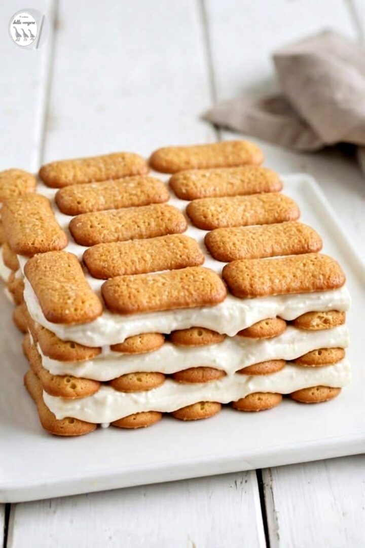 Dettaglio ravvicinato della mattonella fredda al limone con gli strati alternati di biscotti Pavesini e crema al mascarpone