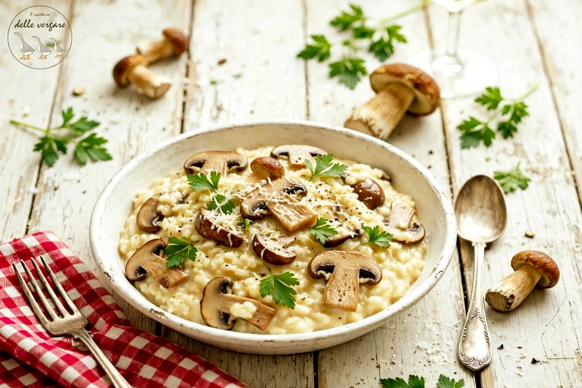 Primo piano di un piatto di risotto ai funghi porcini cremoso, decorato con prezzemolo fresco e funghi interi sul tavolo rustico di legno.