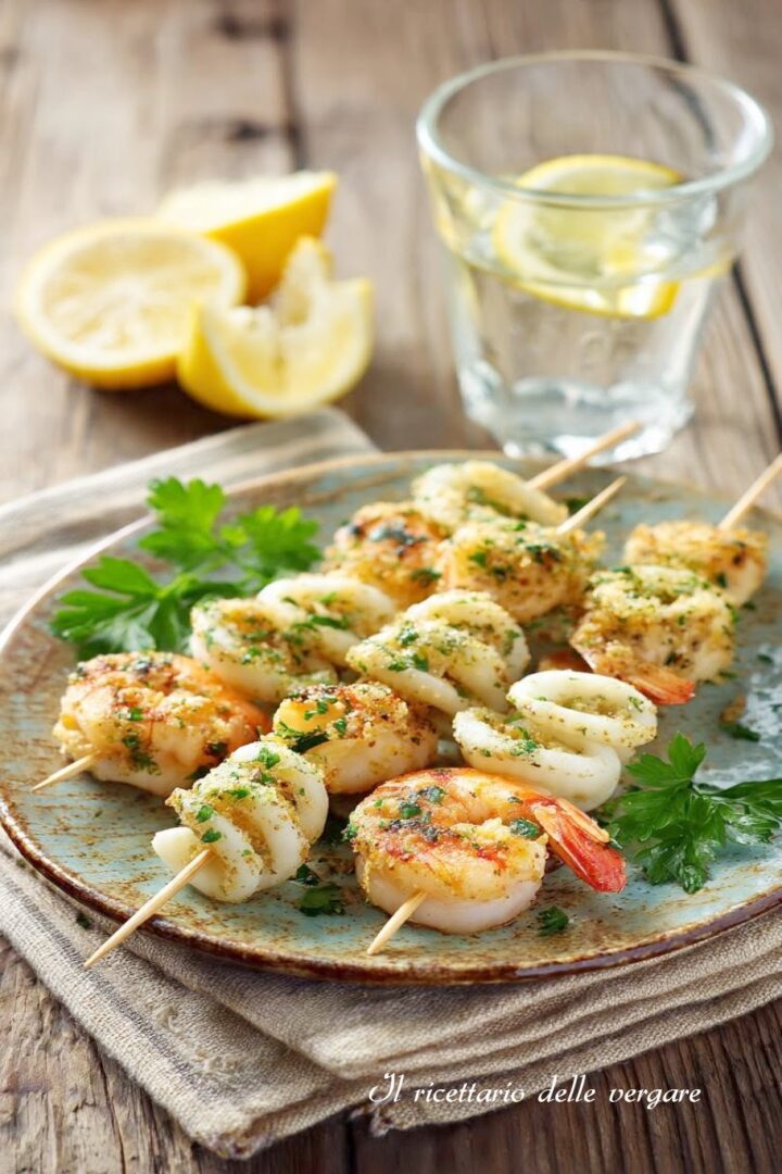  Inquadratura verticale di spiedini di gamberi e calamari cotti in padella e conditi con limone.