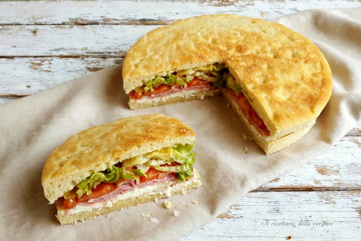 Focaccia tramezzino soffice farcita preparata con il Bimby