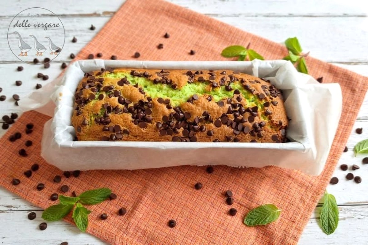 Plumcake alla menta bicolore verde e marrone con gocce di cioccolato fondente in superficie