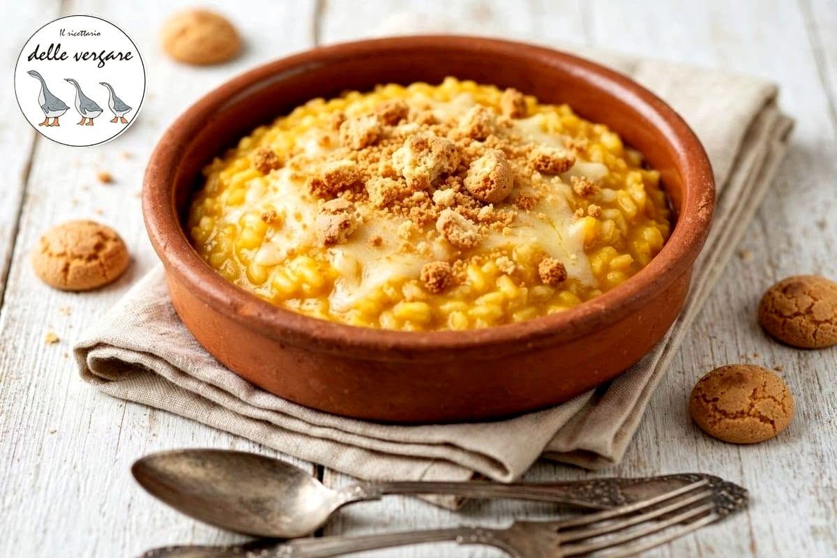 Inquadratura verticale del risotto alla zucca mantecato con taleggio e guarnito con amaretti.