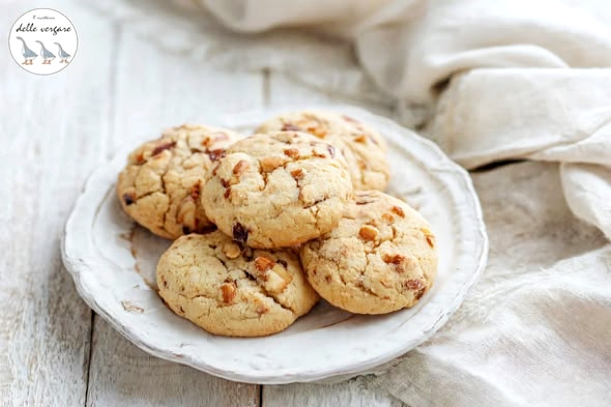 Biscotti morbidi alle prugne e mandorle rustici disposti su un piatto bianco