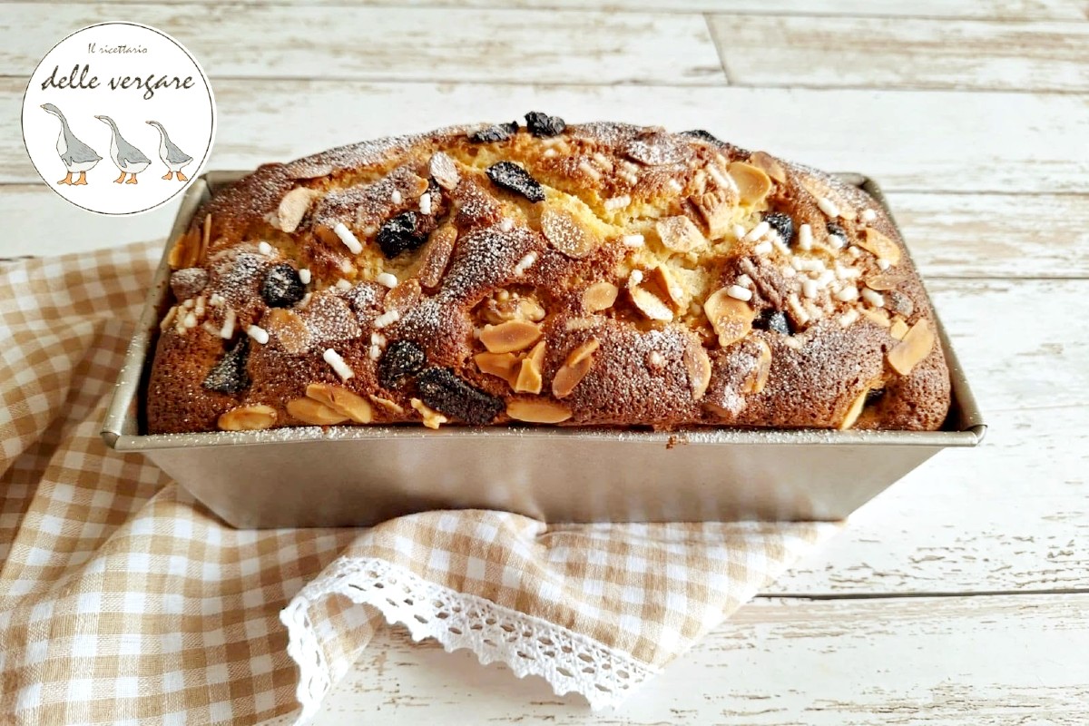 Plumcake soffice ai cinque frutti con mandorle e granella di zucchero in stampo