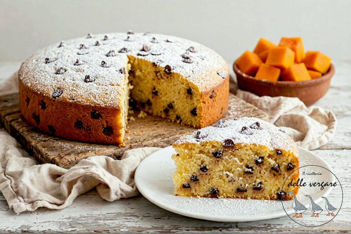 Fetta di torta soffice alla zucca cruda con gocce di cioccolato e zucchero a velo