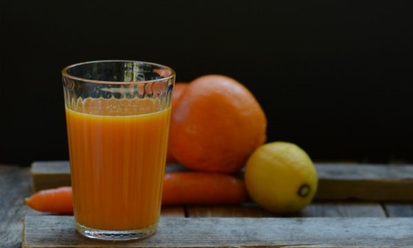 Succo di arancia, carota e limone
